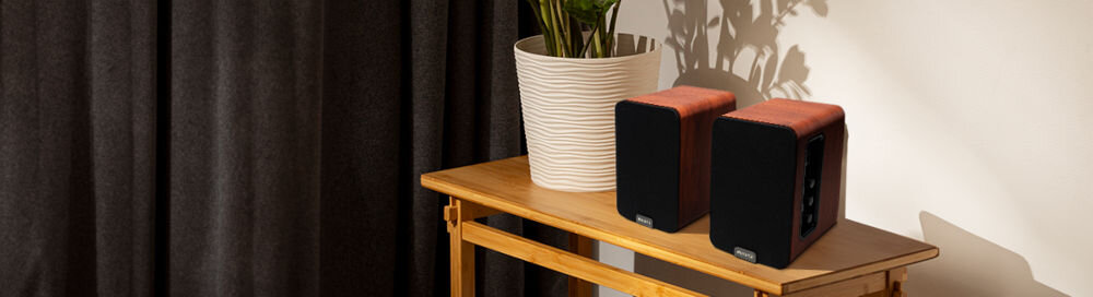 Kolumny głośnikowe AIWA ASP-A200 kolumny MDF, matowa obudowa, zdejmowane maskownice, bass reflex z tyłu, kolumny na stoliku w pomieszczeniu