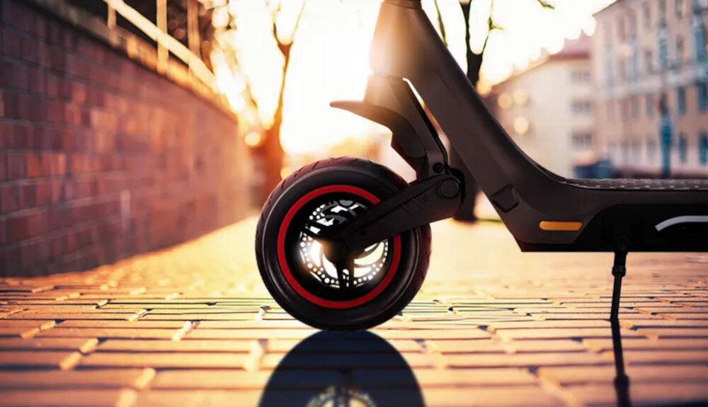 Hulajnoga elektryczna MOTUS Pro 10 Urban 60 km 500W Amortyzacja 10 Grafitowy kola 10-calowe bezdetkowe stablinosc latwe prowadzenie tlumienie drgan amortyzacja wstrzasow minimalizuja ryzyko uszkodzenia obciazenie do 120 kg