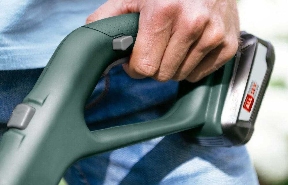 Podkaszarka akumulatorowa BOSCH EasyGrassCut 18V-260 06008C1C05 zasilanie akumulator seria 18V POWER FOR ALL w zestawie dwa akumulatory 18 V pojemnosc 2,0 Ah kazdy ladowarka