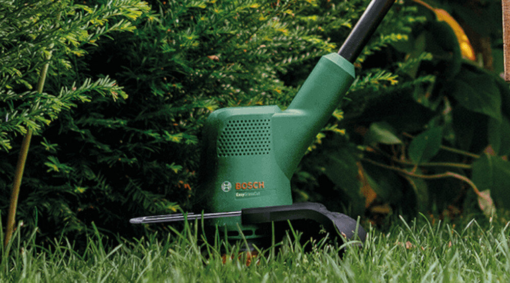 Podkaszarka akumulatorowa BOSCH EasyGrassCut 18V-260 06008C1C05 kablak dystansowy ochrona drzew krzewow kwiatow podczas pracy