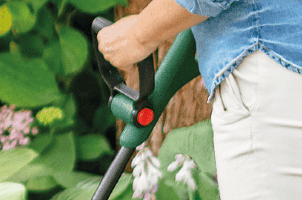 Podkaszarka akumulatorowa BOSCH EasyGrassCut 18V-260 06008C1C05 dobrze wywazona niewielka waga 2,2 kg  obsluga latwaprzyjmna latwe manewrowanie ograniczenie zmeczenia regulacja uchwytu dodatkowego