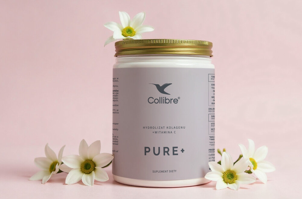 Kolagen COLLIBRE Pure + Witamina C 330 g pomieszczenie jasnoróżowa ściana pudełko ustawione na podłożu wokół białe kwiatki wspiera skórę włosy paznokcie i stawy piękno zdrowie