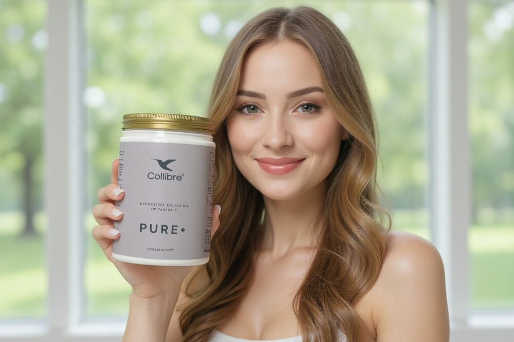 Kolagen COLLIBRE Pure + Witamina C 330 g pomieszczenie uśmiechnięta osoba trzyma pudełko przy twarzy w tle okno hydrolizowany kolagen wołowy o masie cząsteczkowej 2000 Da elastyczność i jędrność skóry