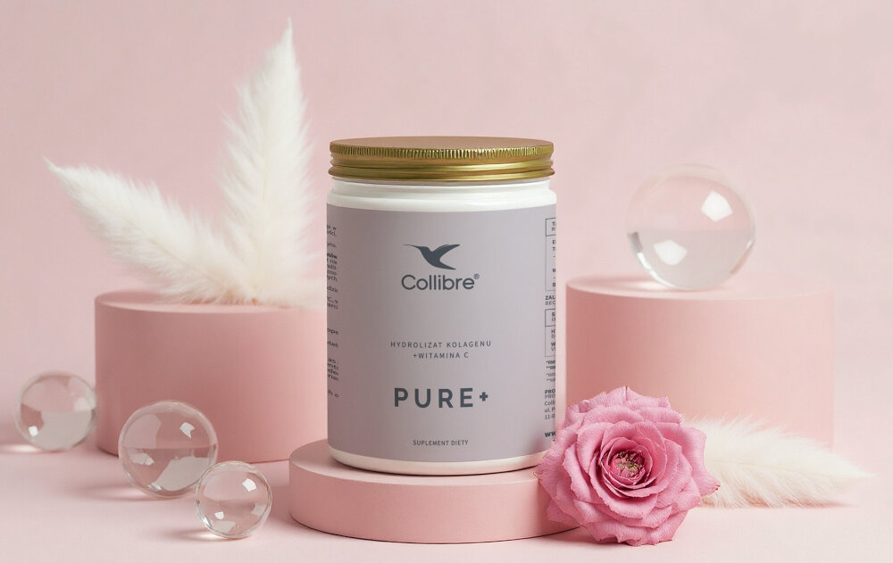 Kolagen COLLIBRE Pure + Witamina C 330 g pomieszczenie jasnoróżowa ściana pudełko ustawione postumencie wokół pióra kwiaty szklane kulki kolagen 10 g w porcji wzmacnia strukturę włosów i paznokci wsparcie dla naturalnej siły i piękna