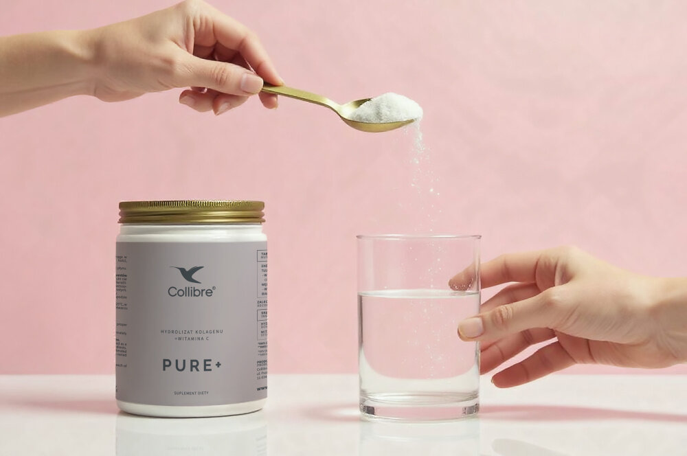 Kolagen COLLIBRE Pure + Witamina C 330 g pomieszczenie jasnoróżowa ściana osoba wsypuje proszek do szklanki korzyści dla urody i dla sprawności pomaga utrzymać dobrą kondycję stawów wspiera regenerację chrząstki stawowej