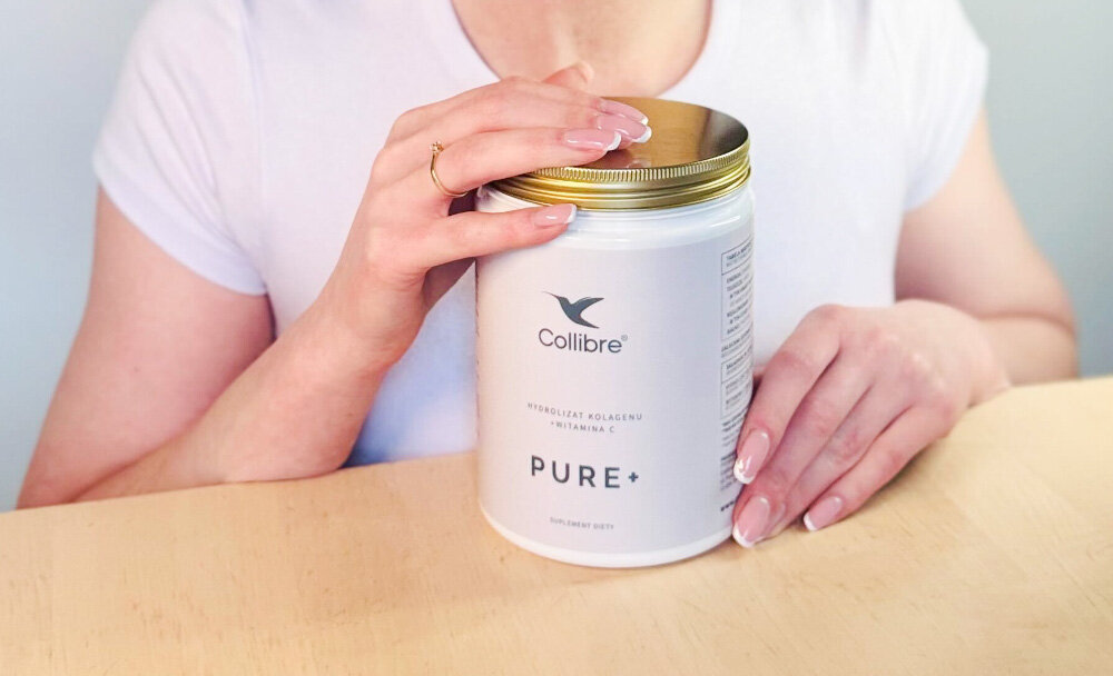 Kolagen COLLIBRE Pure + Witamina C 330 g pomieszczenie stół blat osoba trzyma opakowanie w dłoniach opakowanie postawione na blacie witamina C 80 mg w porcji wspiera prawidłową produkcję kolagenu witamina C działa antyoksydacyjnie