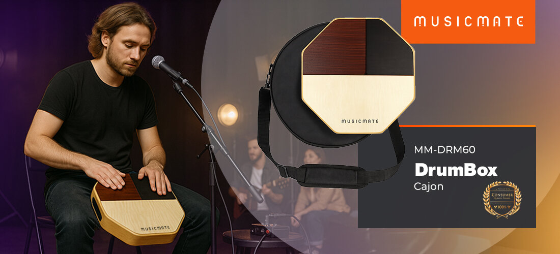 Cajon MUSICMATE MM-DRM60 DrumBox instrument perkusyjny oktagonalny drewno, osoba siedząca na krześle i grająca na instrumencie