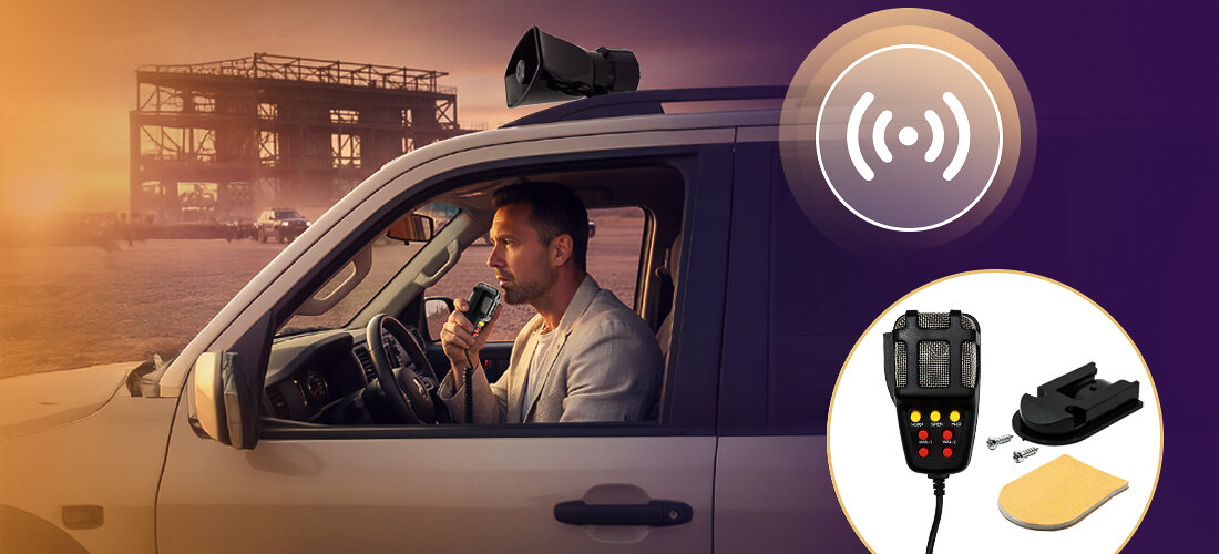 Megafon MUSICMATE MM-GH10 RoadVoice mikrofon spiralny przewód 170cm uchwyt montaż, osoba siedząca w aucie, megafon przymocowany do dachu samochodu