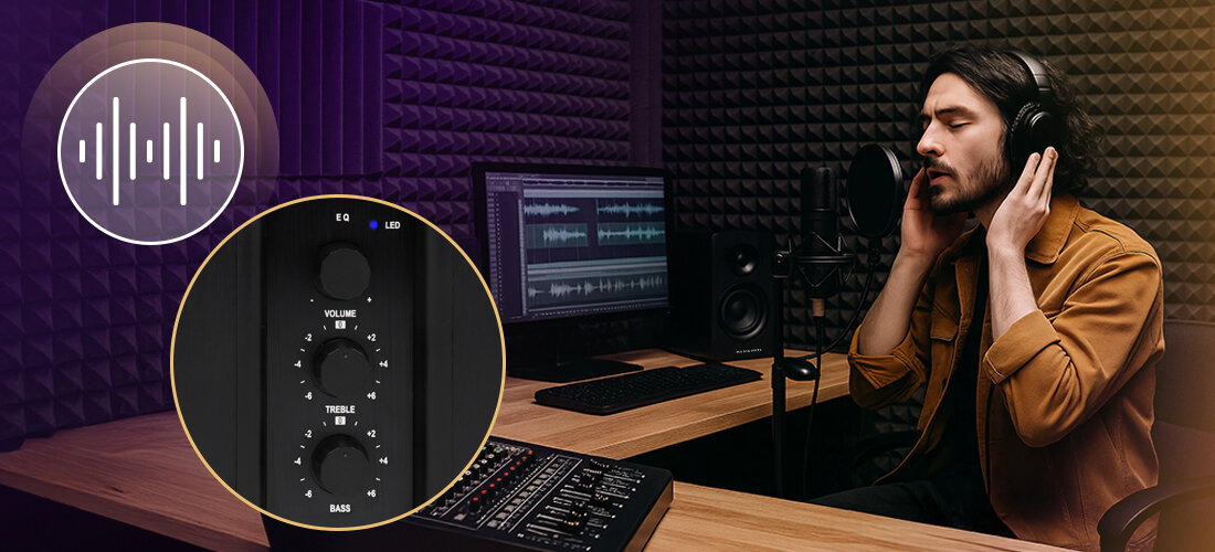 Monitory aktywne MUSICMATE MM-MA300 AudioSphere Bluetooth RCA optyczne Hi-Fi DAC, osoba w studio nagraniowym, głośniki stojący na biurku