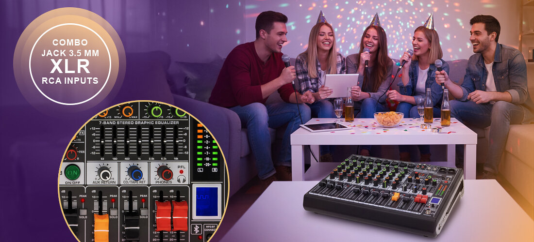 Mikser audio MUSICMATE MM-SM600 MixGenius DSP efekty reverb delay modulacja FX AUX, mikser stojący na stoliku, osoby siedzące na kanapie z mikrofonami w ręku