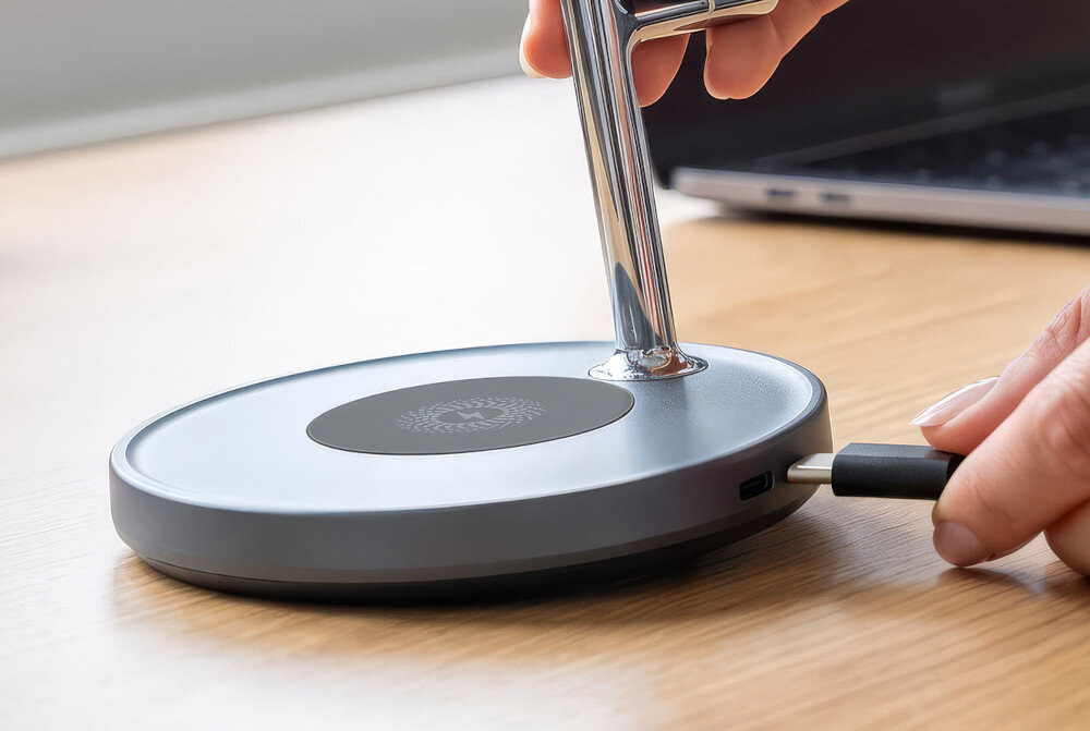 Ładowarka indukcyjna XLINE WC852M QI2 4w1 MagSystem Metaliczny gniazdo USB-C przewód zasilający znajduje się w zestawie zalecaną moc 30 W obsługę standardu Power Delivery (PD)