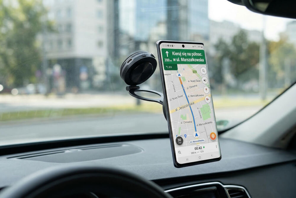 Uchwyt samochodowy XLINE CH550 Magsystem magnetyczny MagSafe automatyczna przyssawka 360 stopni szyba deska rozdzielcza Czarny uchwyt samochodowy XLINE z przyssawką i wysuwanym ramieniem na białym tle.