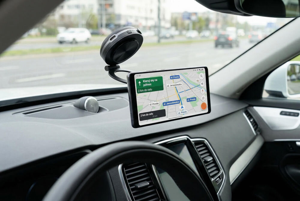 Uchwyt samochodowy XLINE CH550 Magsystem przegub 360 stopni pion poziom dowolny kąt nawigacja muzyka rozmowy Zbliżenie na ramiona zaciskowe uchwytu samochodowego XLINE przytrzymujące smartfon.