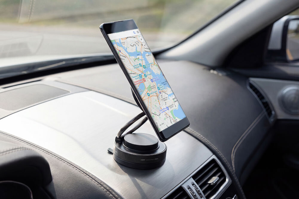 Uchwyt samochodowy XLINE CH460 Magsystem Magnetyczny uchwyt samochodowy Xline zamontowany na desce rozdzielczej, trzymający smartfon z włączoną nawigacją GPS.