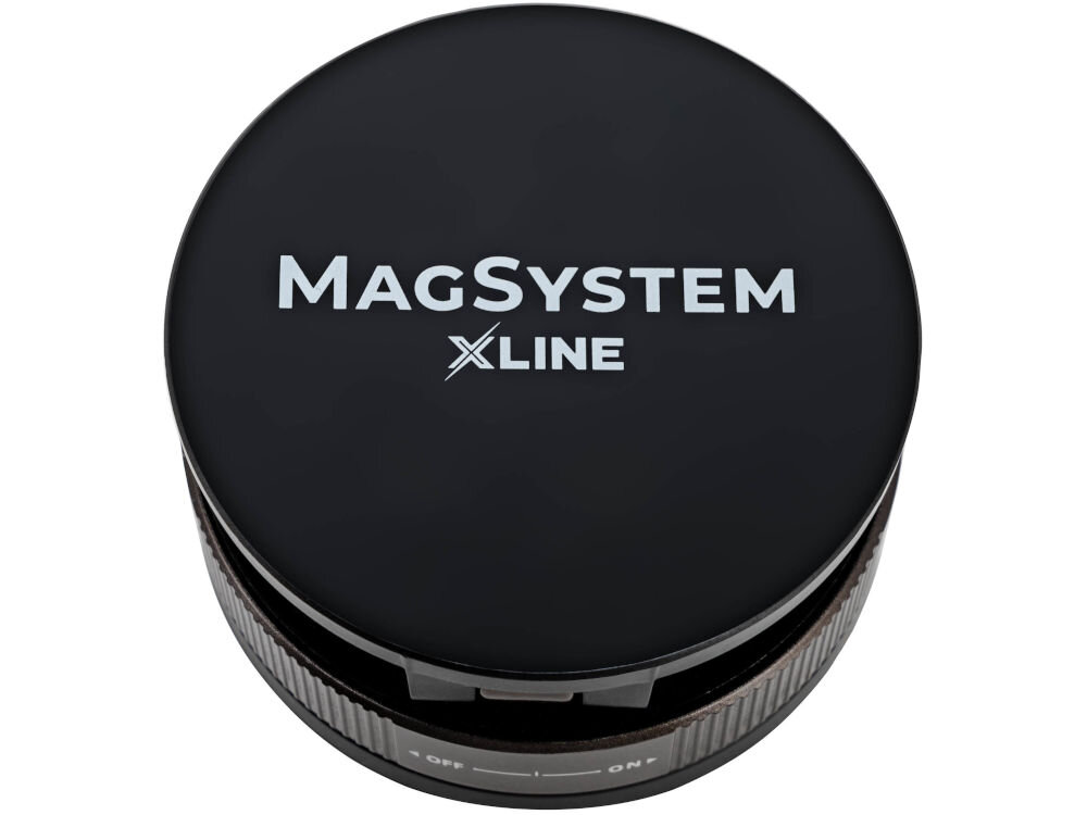 Uchwyt samochodowy XLINE CH460 Magsystem Zbliżenie na czarną głowicę magnetyczną uchwytu z białym napisem MagSystem Xline.