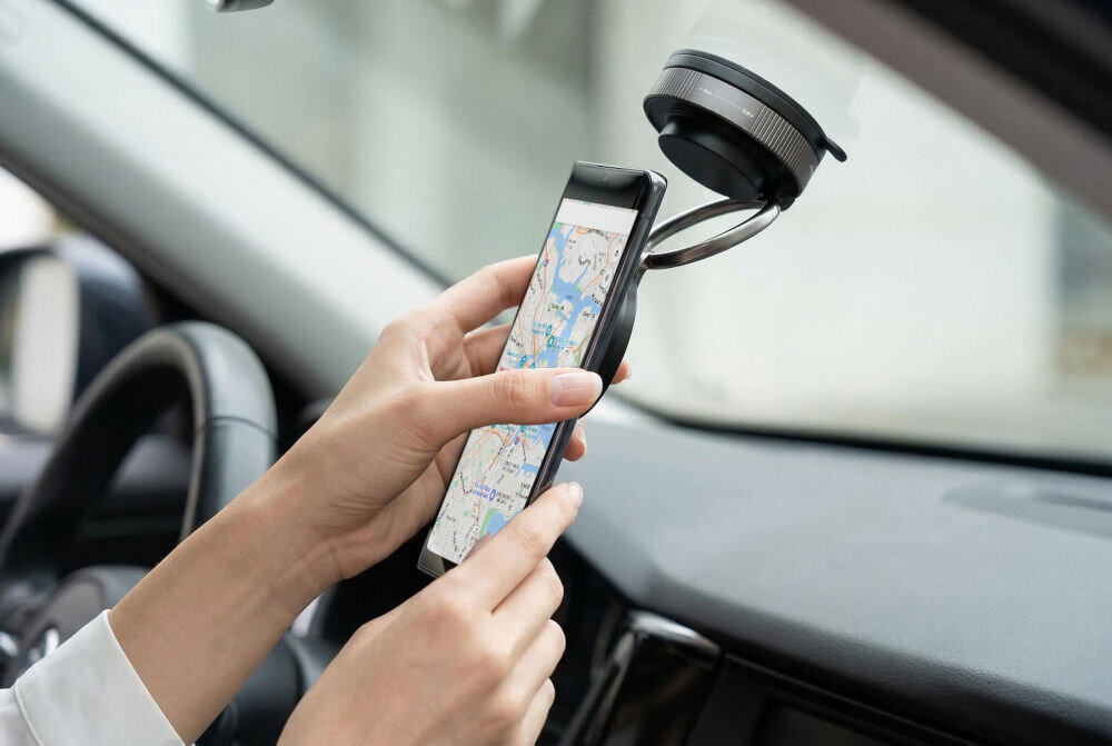 Uchwyt samochodowy XLINE CH460 Magsystem Smartfon przytwierdzany do magnetycznego uchwytu Xline zamontowanego na przedniej szybie samochodu.