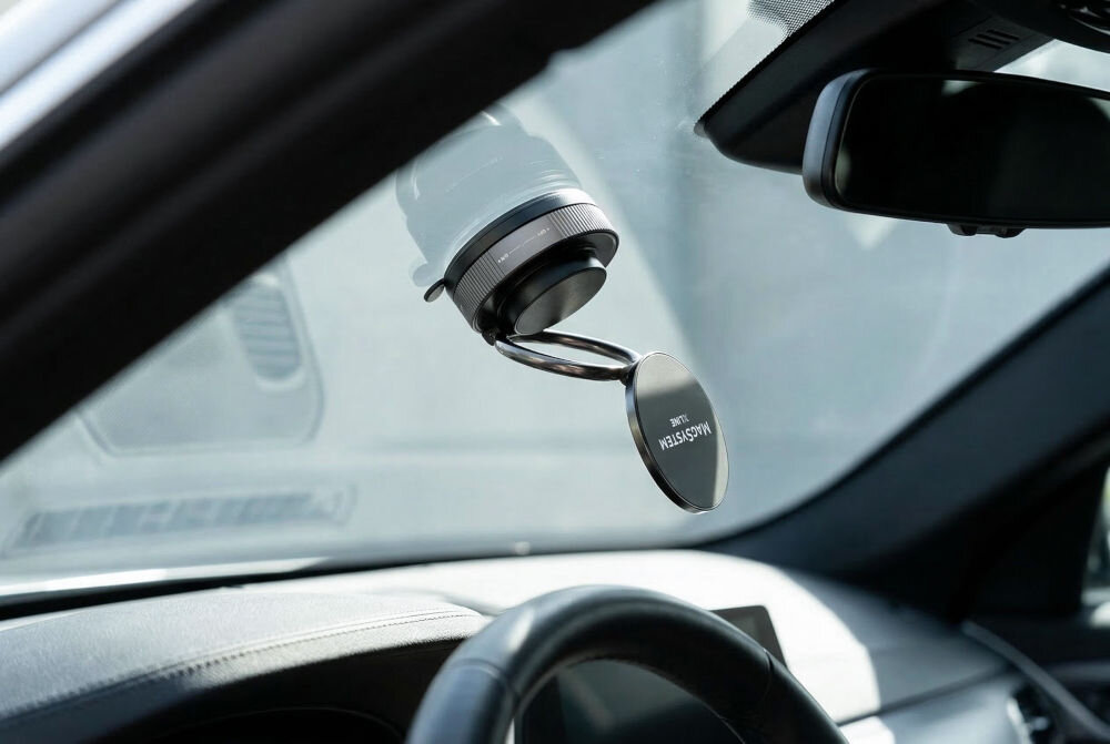 Uchwyt samochodowy XLINE CH460 Magsystem Widok od strony kabiny na magnetyczny uchwyt Xline z pierścieniowym przegubem, zamocowany przyssawką do szyby auta.