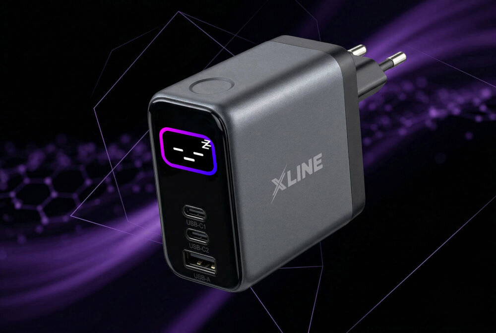 Ładowarka sieciowa XLINE WCT1003K GAN 100 W Ciemnoszara ładowarka sieciowa XLINE z wbudowanym ekranem pokazującym tryb uśpienia (emotikon z literą Z) na ciemnym, fioletowym tle z abstrakcyjnymi liniami. Widoczne są dwa porty USB-C i jeden USB-A.