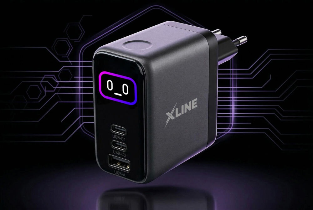Ładowarka sieciowa XLINE WCT1003K Ciemnoszara ładowarka sieciowa XLINE z wbudowanym ekranem pokazującym emotikon twarzy z płaską kreską (0_0) na ciemnym tle z abstrakcyjnymi, fioletowymi liniami obwodów drukowanych. Widoczne są dwa porty USB-C i jeden USB-A.