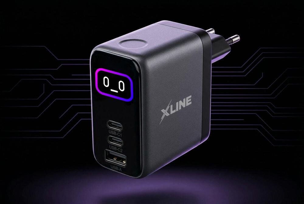 Ładowarka sieciowa XLINE WCT703K kolorowy wyświetlacz LED podgląd mocy ładowania przepływ energii i status portów w czasie rzeczywistym Ładowarka sieciowa X-Line z podłączonymi dwoma czarnymi kablami USB w środowisku biurowym. Dłoń trzyma końcówkę kabla USB-C, przygotowując się do podpięcia tabletu. Na wyświetlaczu urządzenia podświetlone są fioletowe wskaźniki mocy ładowania.