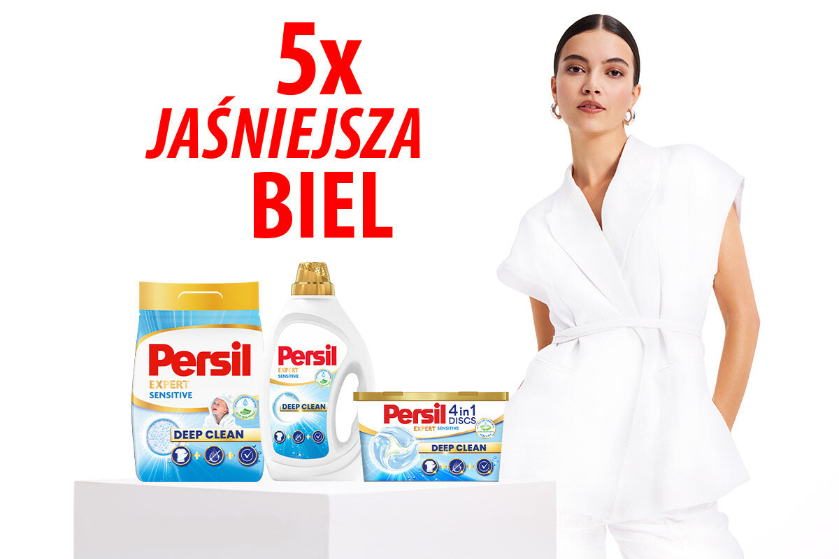 Kapsułki do prania PERSIL Discs Expert 4 in 1 Stain - 54 szt. na zdjęciu widoczna kobieta w białym uniformie stojąca na białym tle obok na podwyższeniu różne warianty produktów Persil expert Sensitive widoczny napis: 5x jaśniejsza biel