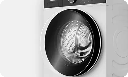 Zdjęcie przedstawia pralkę z widocznym bębnem przez szklane drzwiczki. Na górze panelu znajduje się logo \'Hisense\'.