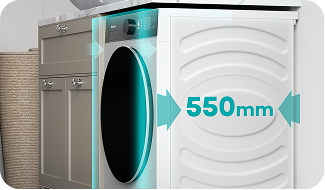 Pralka o głębokości 550 mm jest umieszczona obok szafki kuchennej. Na panelu widoczne jest logo \'Hisense\'.