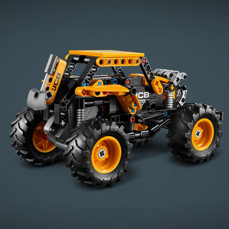 Model pojazdu z klocków LEGO w kolorach czarnym i żółtym, z dużymi oponami i widocznym napisem \'JCB\'.