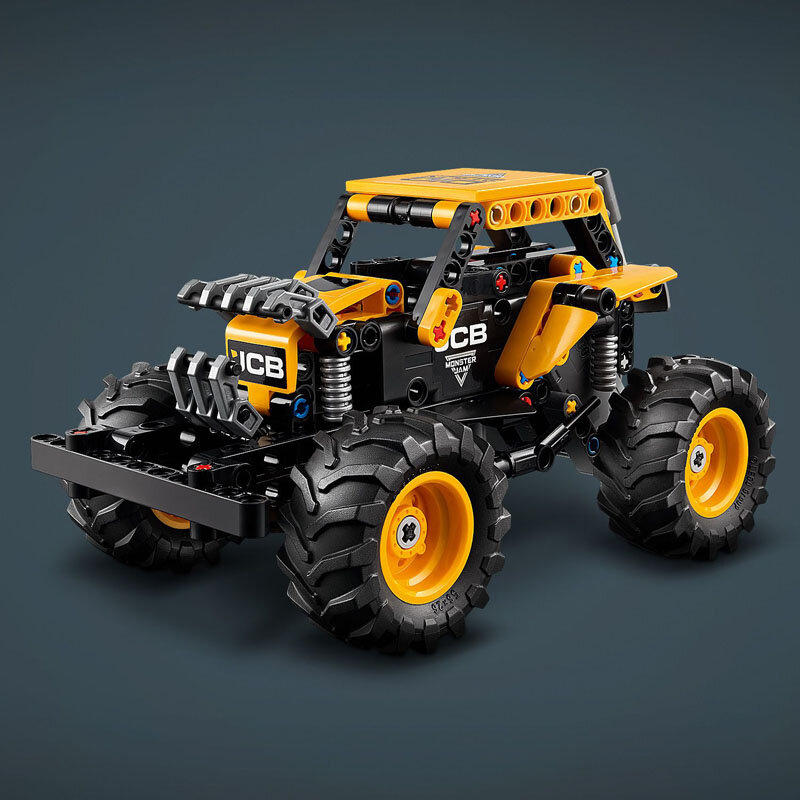 Model pojazdu terenowego z dużymi kołami, wykonany z klocków w kolorach czarnym i żółtym. Na pojeździe widoczne są napisy \'JCB\' i \'MONSTER JAM\'.