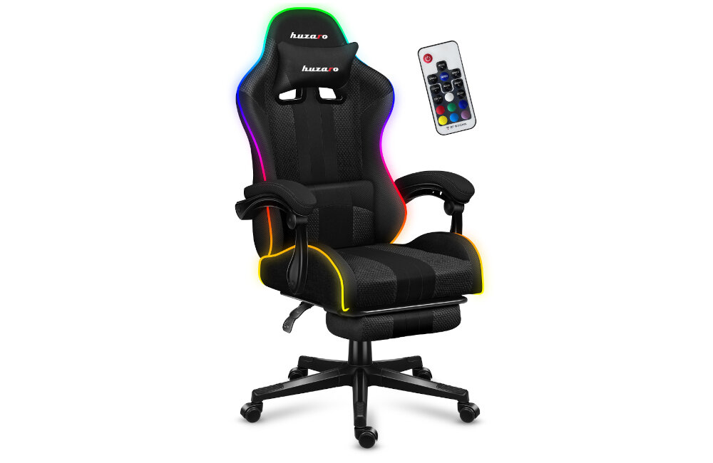 Czarny fotel gamingowy z podświetleniem RGB na krawędziach, z napisem \'huzaro\' na zagłówku. Obok fotela znajduje się pilot z kolorowymi przyciskami.