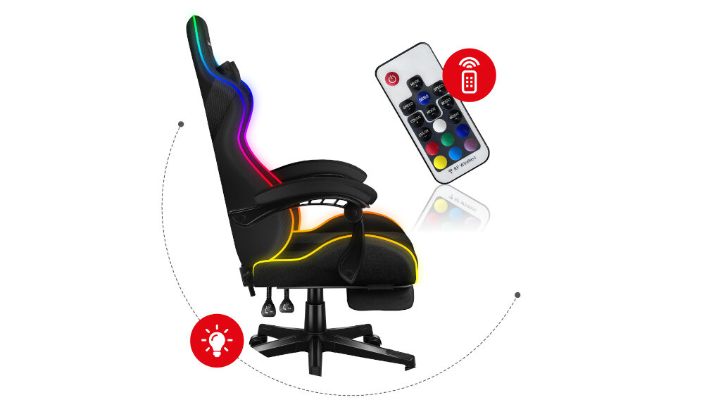 Czarny fotel gamingowy z podświetleniem RGB wzdłuż krawędzi, obok znajduje się pilot z przyciskami w różnych kolorach. Na obrazie widoczne są ikony: żarówka i pilot zdalnego sterowania.