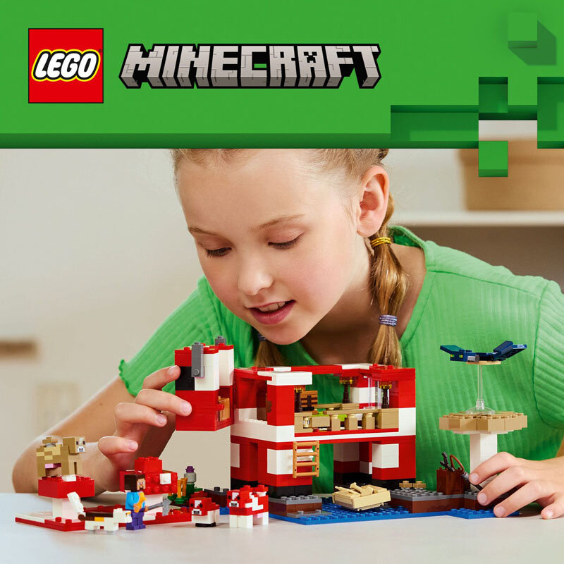 Dziecko bawi się zestawem klocków LEGO przedstawiającym dom z gry Minecraft, z elementami w kształcie grzybów i zwierząt. Na górze obrazu widoczne jest logo LEGO i napis MINECRAFT na zielonym tle.