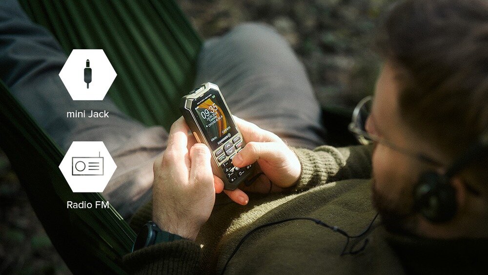 Telefon MYPHONE Hammer 6 LTE Military Edition człowiek słucha radia z telefonu