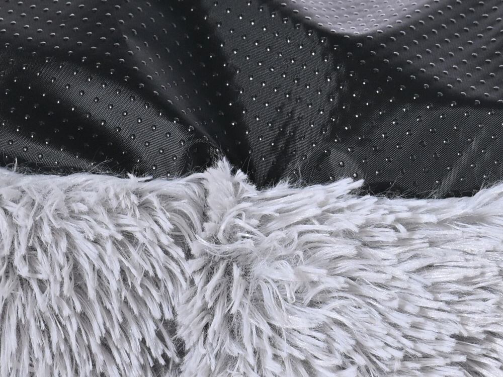 Legowisko uniwersalne PUPILPLANET YF202206022-23 Zbliżenie na spód legowiska: widoczna szara, antypoślizgowa tkanina z wypustkami oraz krawędź długowłosego, szarego pluszu.