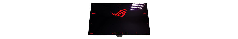 Monitor ASUS ROG Strix XG32UCWMG 32 cali 3840x2160px 240Hz 0.03 ms [GTG] prezentacja monitora pod kątem na białym tle pokazanie OLED TrueBlack błyszczący panel zero-haze podkreślenie głębi czerni powłoka antyrefleksyjna ograniczenie odbić