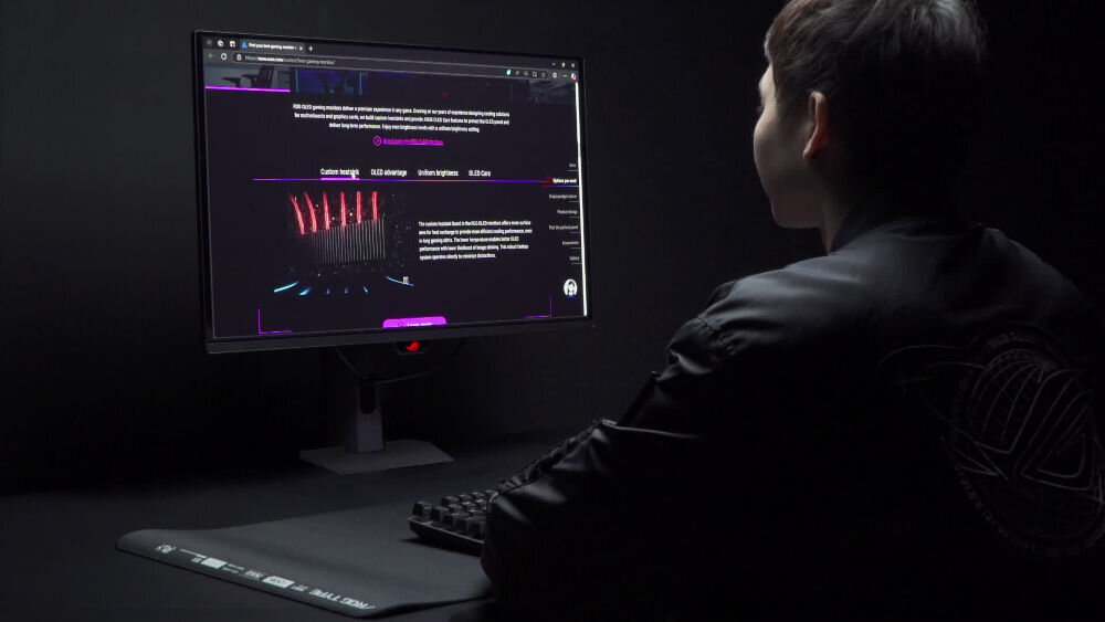 Monitor ASUS ROG Strix XG32UCWMG 32 cali 3840x2160px 240Hz 0.03 ms [GTG] chłopiec siedzący przy monitorze i korzystający z niego ciemne tło i biurko czujnik zbliżeniowy Neo wykrywanie obecności użytkownika ograniczenie ryzyka wypalenia regulacja zakresu działania dopasowanie funkcji do własnych potrzeb
