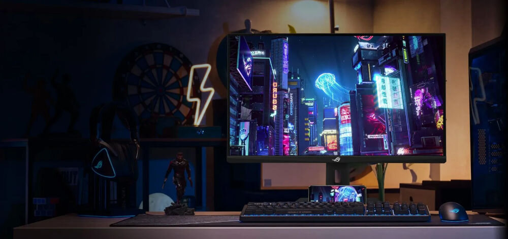 Monitor ASUS ROG Strix XG27ACMS 27 cali 2560 x 1440px IPS 320Hz 0.3 ms [GTG]  monitor ustawiony na biurku w ciemnym pomieszczeniu z jasnym podświetleniem za komputerem stojący led na podeście w kształcie pioruna akcesoria na biurku