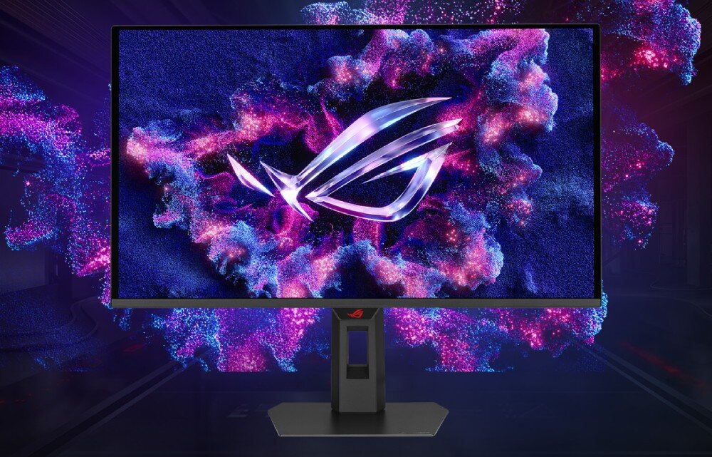 Monitor ASUS ROG Strix XG27AQDPG Monitor gamingowy widziany od przodu na tle abstrakcyjnych grafik w kolorach fioletu i błękitu, na ekranie wyświetla się duży logotyp ROG składający się z metalicznych elementów na fioletowym tle przypominającym kosmiczny pył, opis