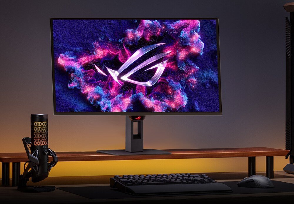 Monitor ASUS ROG Strix XG27AQDPG Monitor gamingowy ustawiony na biurku na drewnianej podstawce, obok znajduje się profesjonalny mikrofon z podświetleniem oraz klawiatura i mysz, przekątna, rozdzielczość, zalety