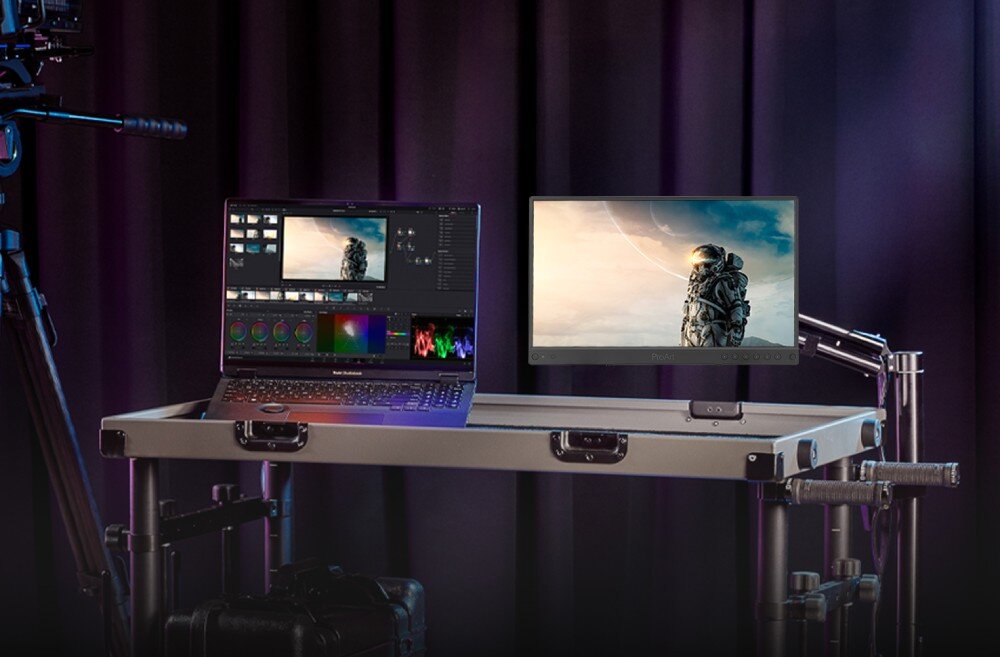 Monitor ASUS ProArt PA16USV laptop i monitor umieszczone na metalowym stoliku roboczym w ciemnym studiu filmowym, na ekranach widoczny interfejs programu do edycji wideo z obrazem astronauty, opis