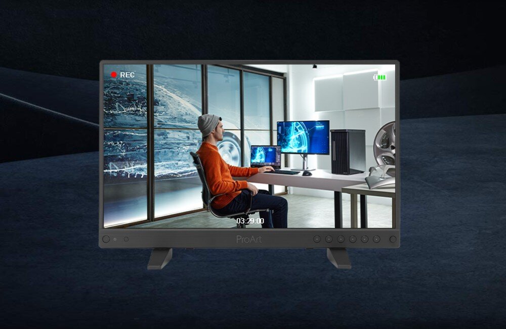 Monitor ASUS ProArt PA16USV monitor na ciemnym tle wyświetlający scenę z biura, na której mężczyzna w pomarańczowym swetrze pracuje przy komputerze, w lewym górnym rogu ekranu czerwona ikona 'REC', HDR, tryby