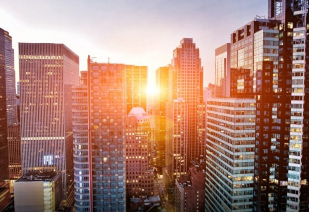 Telewizor PANASONIC TB-50W61AEZ Dolby Vision HDR10 HLG wysoki kontrast, obraz budynków w świetle słońca