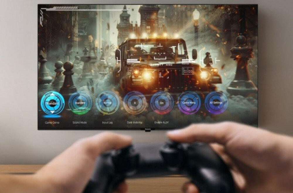 Telewizor PANASONIC TB-50W61AEZ Game Mode Plus HDMI 2.1 ALLM dla graczy, ręce trzymające kontroler, telewizor z włączoną grą wideo