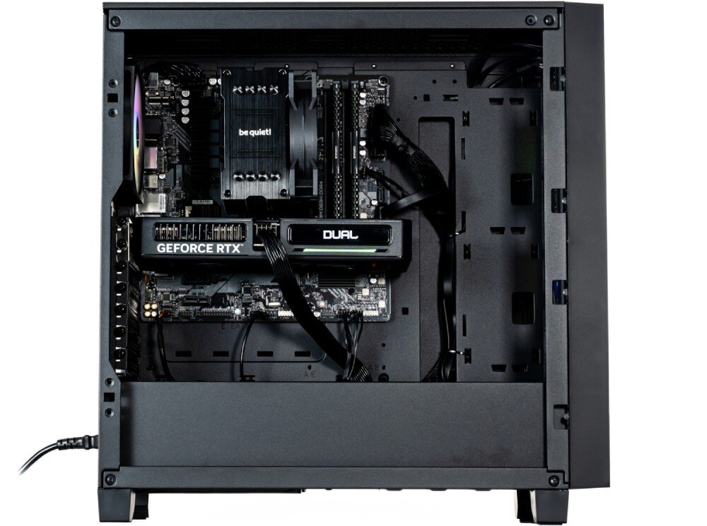 Wnętrze obudowy komputera z widocznymi komponentami, takimi jak karta graficzna z napisem \'GEFORCE RTX\' i \'DUAL\', oraz chłodzenie z logo \'be quiet!\'.