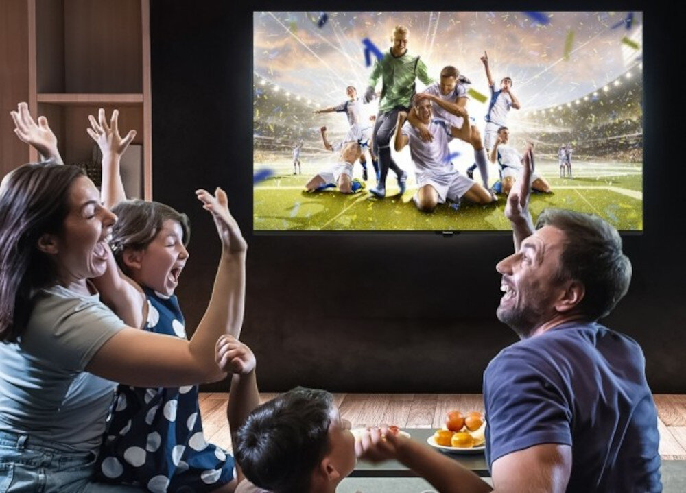Telewizor PANASONIC TB-43W61AEZ Dolby Atmos dźwięk przestrzenny, rodzina oglądająca mecz piłki nożnej
