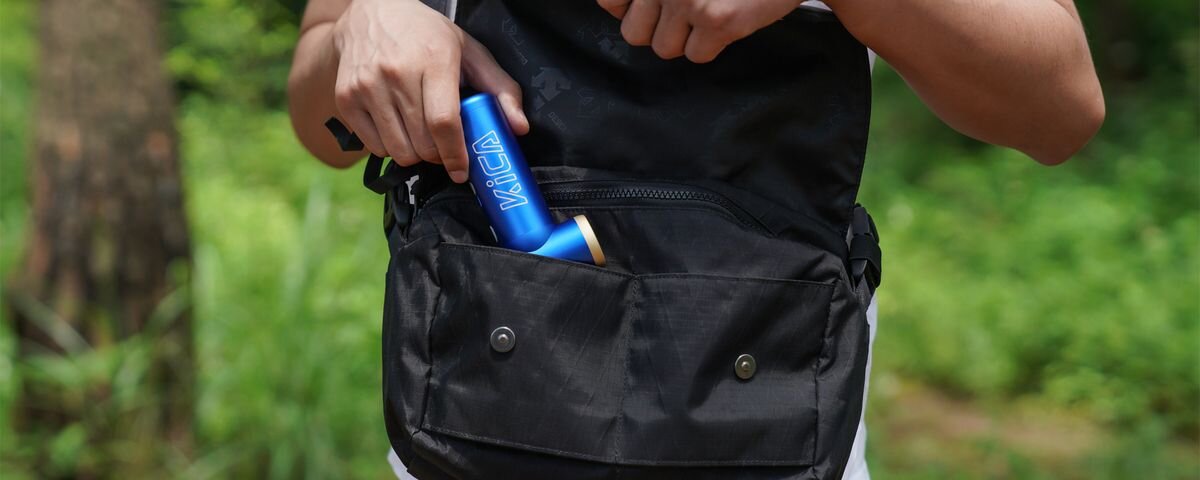 Dmuchawa wielofunkcyjna KICA Jetfan 2S Niebieski, Zbliżenie na dłonie chowające do czarnej torby niebieską dmuchawę KiCA Jetfan 2S W tle rozmazany fragment drzewa i trawa, 117000obr, 27,5m/s, aluminum, końcówki