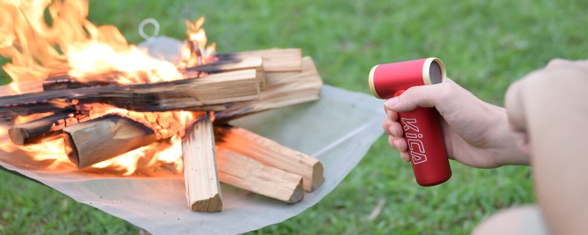 Dmuchawa wielofunkcyjna KICA Jetfan 2S Niebieski, Męska dłoń rozpala ognisko czerwoną dmuchawą wielofunkcyjną KiCA Jetfan 2S, 1100mAh, 4,5h, USB-C, 3 minuty