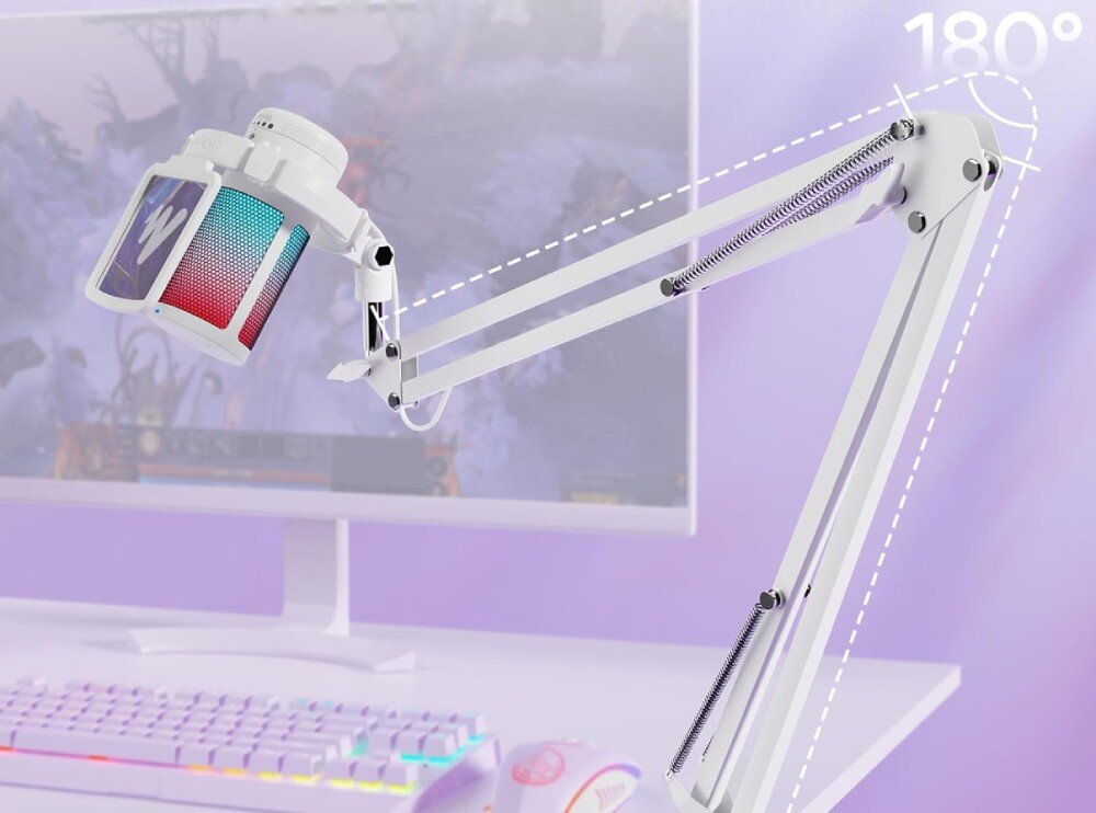 Mikrofon MAONO GM20S biały mikrofon zamocowany na regulowanym ramieniu o kącie rozwarcia 180 stopni na tle biurka gamingowego