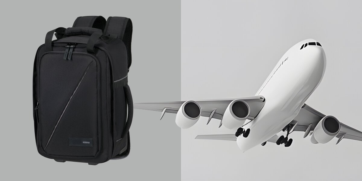 Czarny plecak na kółkach American Tourister (baggage on wheels), idealny jako bagaż podręczny, obok startującego samolotu pasażerskiego.