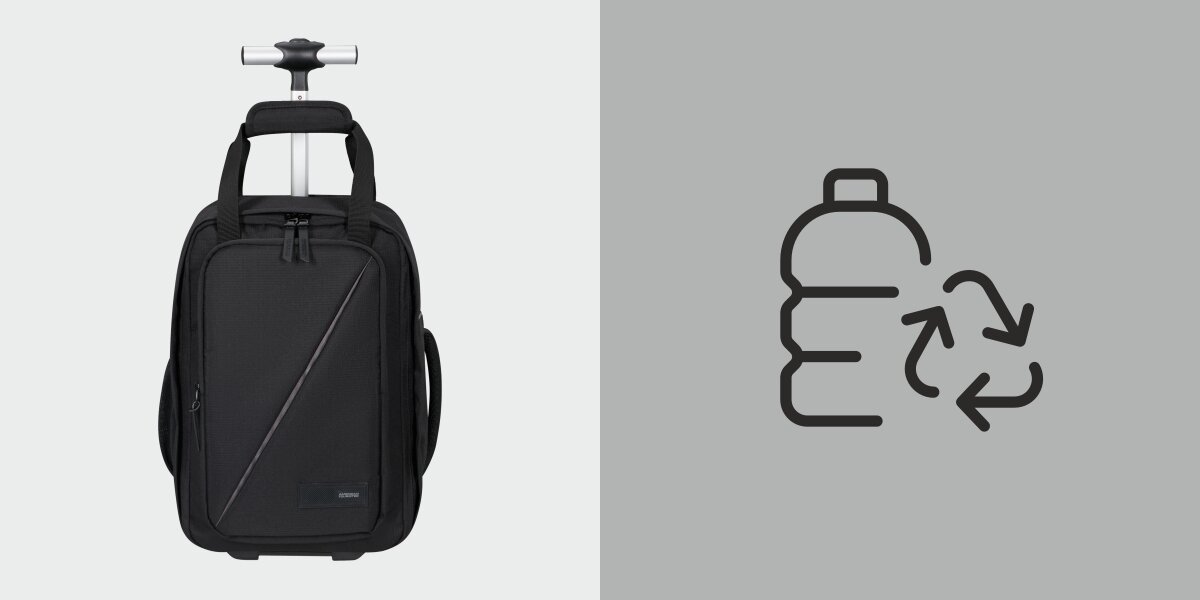 Plecak na kółkach American Tourister z wysuniętą rączką (z lewej) oraz ikona recyklingu butelek (z prawej), sugerująca ekologiczne materiały.